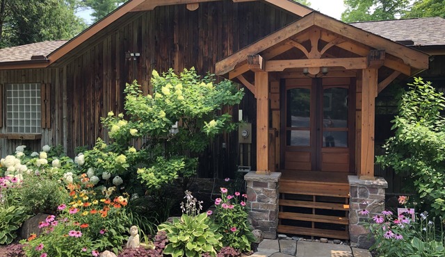 Beautiful Lakefront Cottage with separate loft and private dock