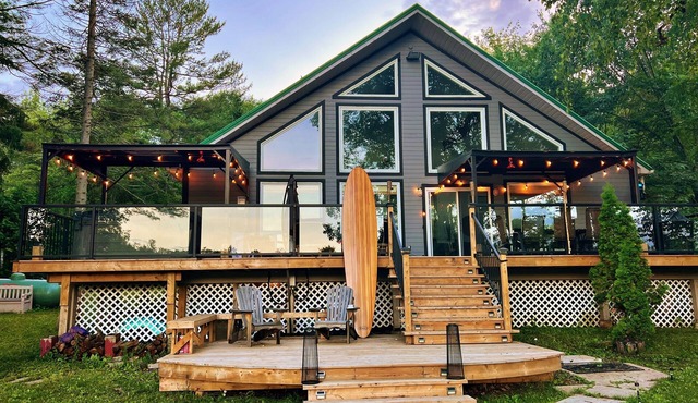 Beautiful Lakefront Cottage with Hot Tub