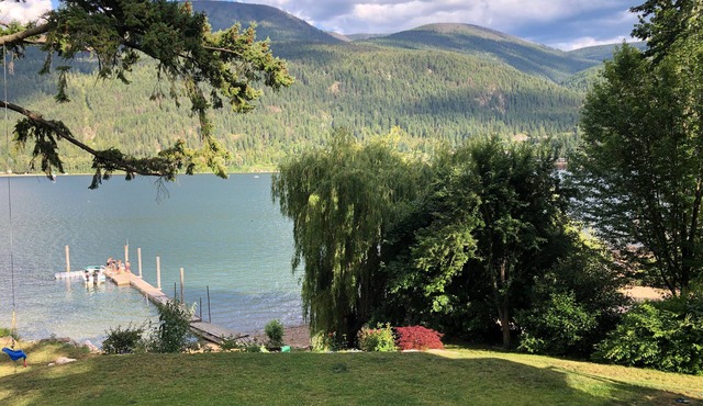 Beautiful Lakefront Suite Minutes from town !