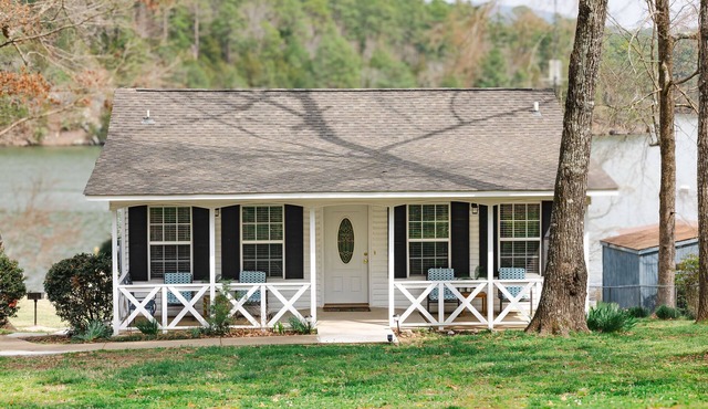 Beautiful lakehouse on main channel with boat dock large backyard Lake access