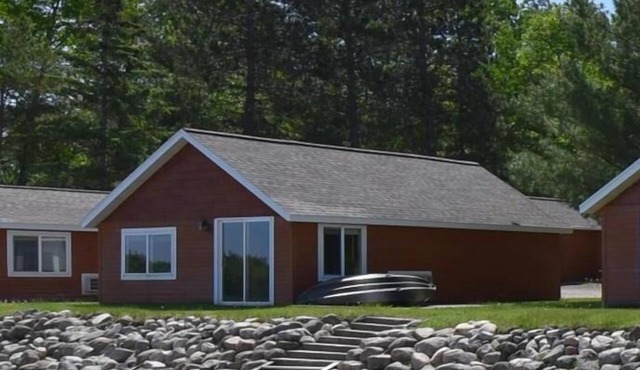 Beautiful lakeside 2 Bedroom cabin on private lake (Cabin#4)