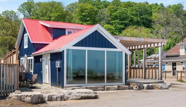 Beautiful lakeside beach front cottage (FREE PONTOON/SEADOO RENTAL INCLUDED)