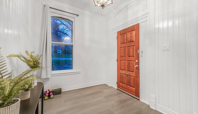 Beautiful Lakeside Heritage Home in Barrie Bright and Spacious Stay