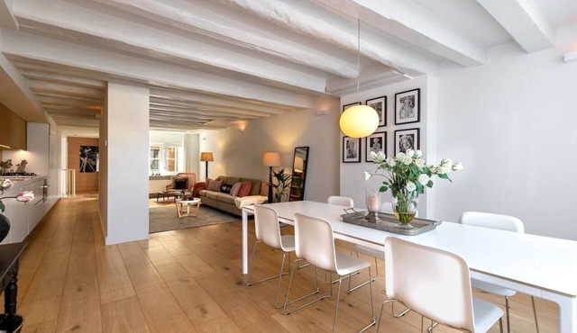 Beautiful large apartment at one of the most desirable locations on the famous Prinsengracht.