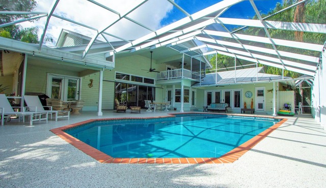 Beautiful Large Pool Home on 1 Acre. 6 Bedrooms & 4 Baths, Pet Friendly, Pool