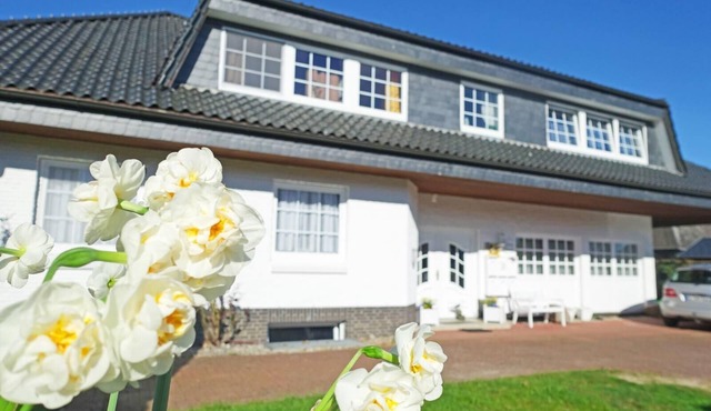Beautiful large vacation apartment "Seeschwalbe" with a fantastic view of the Schlei and a well-kept garden with many cozy spots is waiting for you to let your soul dangle