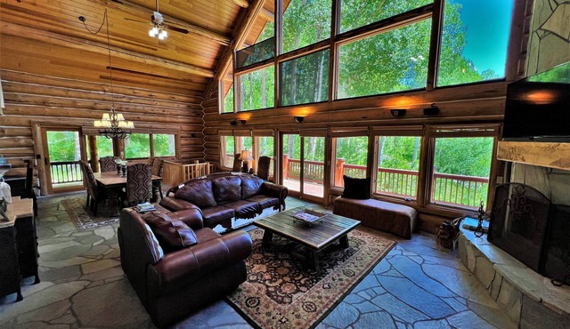 Beautiful Log Cabin 3 Miles to Purgatory Ski Resort with Private Hot Tub