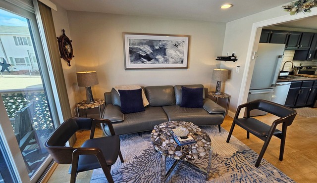 Beautiful, luxurious 2br apartment 300' from the ocean. Setup with the works