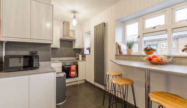 Beautiful Luxury London Flat - 3 minutes from Piccadilly line - sleeps 12