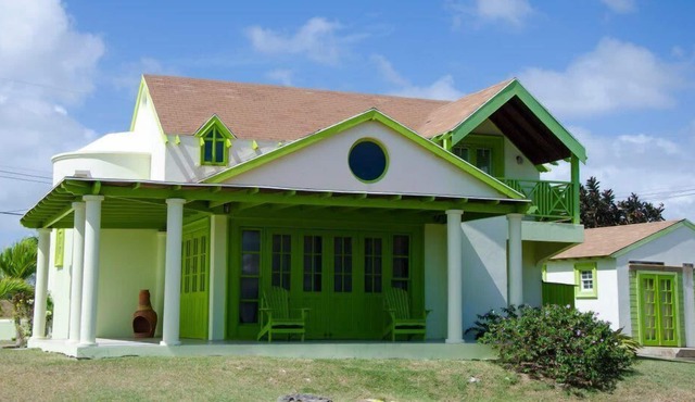 Beautiful luxury two bedroom seaside cottage at The Crane