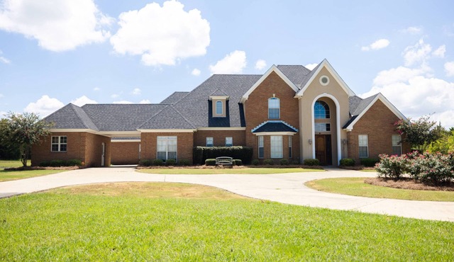 Beautiful Mini Mansion Minutes From the Airport with Private Pool. No Parties!