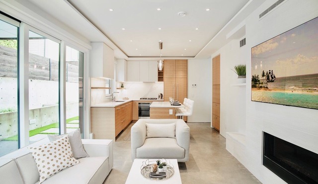 Beautiful Modern Award Winning Guest Home- N.Van