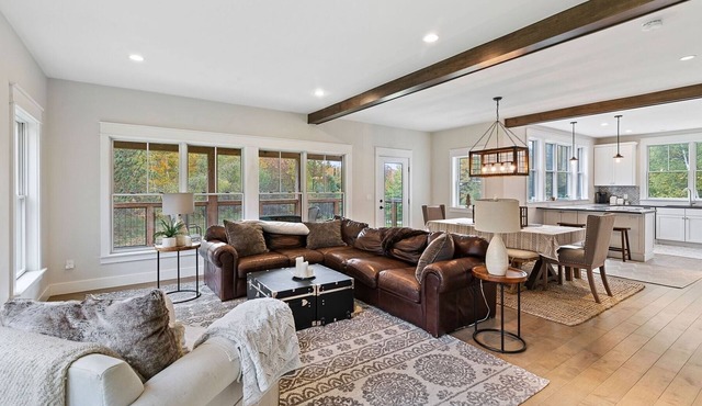 Beautiful Modern 4 Bedroom Home Near Stowe Village