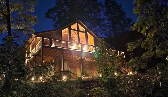 Beautiful modern cabin, with amazing mountain views and enchanting sunsets.