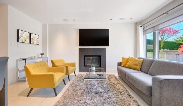 Beautiful Modern Garden Suite Steps to Ambleside Beach