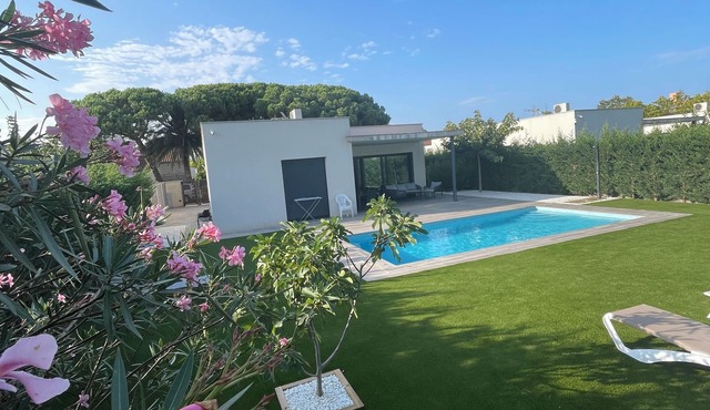 Beautiful modern villa less than 5 minutes walk from the beach!