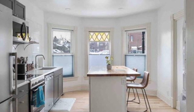 Beautiful+Modern Flat: downtown, parking, laundry