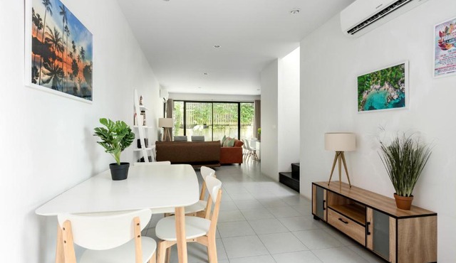 Beautiful Modern flat across the road from Beach