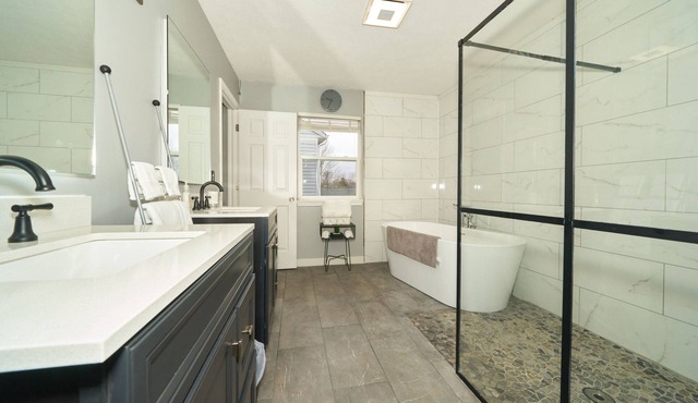 Beautiful modern home just 20 mins from downtown Indy & 25 mins from Grant Park