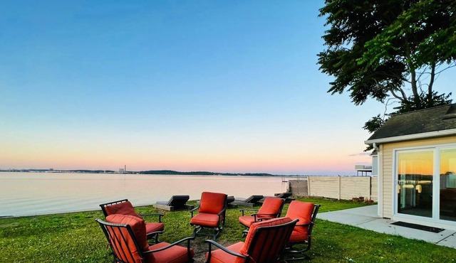 Beautiful Modern house By the Bay w out door Spa