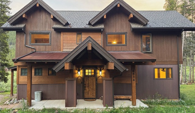 Beautiful Modern Rustic Lodge on the Blue River