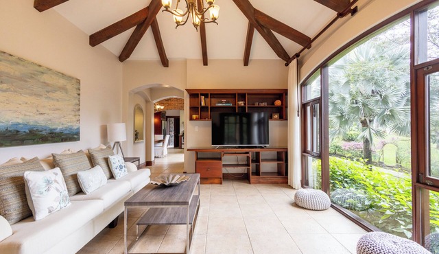 Beautiful mountain retreat, surrounded by nature!