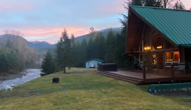 Beautiful mountain cabin on creek - 2.9 miles from town
