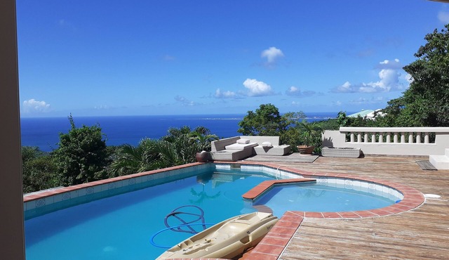 Beautiful mountain-top apartment with pool and sea view