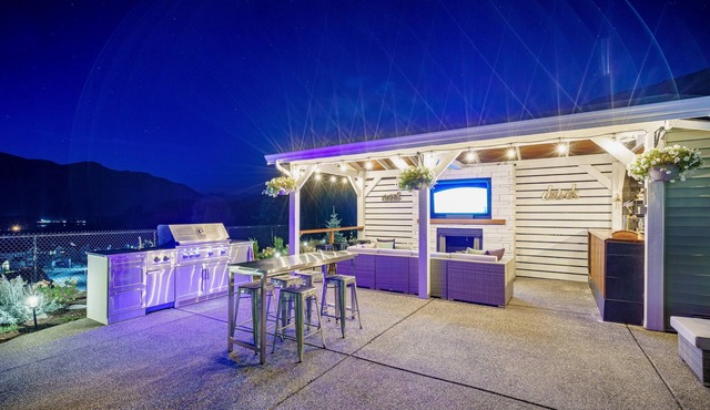 Beautiful Mountain Views 3 bedroom, 2 bathroom guest suite w/hot tub & Sauna