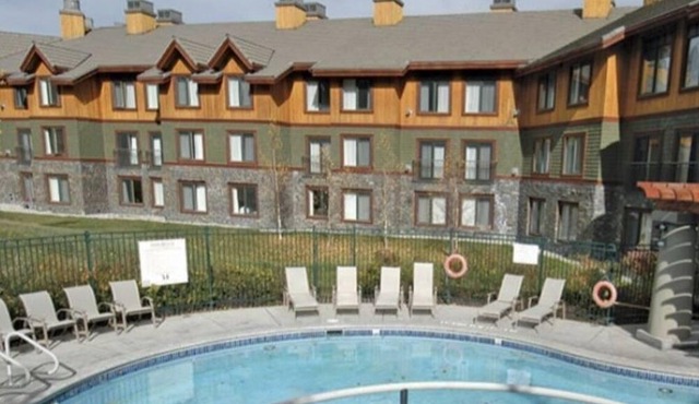 ⭐️Beautiful Mountain View’s/Heated Outdoor pool⭐️Hot tub⭐️, Luxury 1BR Condo