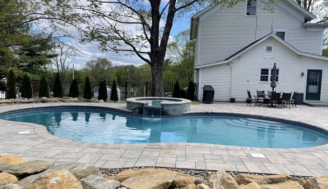 Beautiful New Milford home(1/4mile to Candlewood Lake & Marina+big private pool)