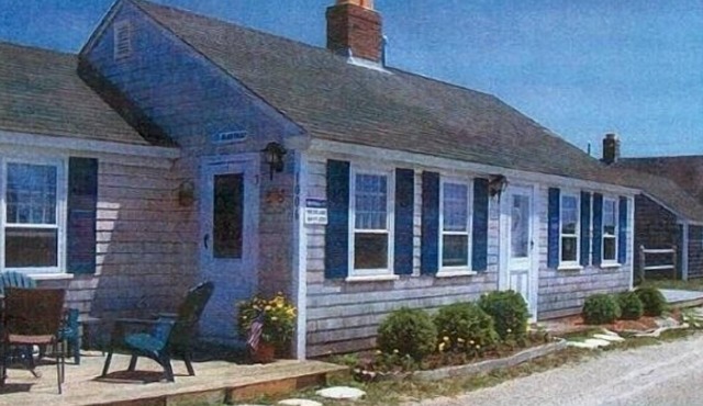 Beautiful Ocean Cottage at Craigville Beach, Hyannis / Centerville,