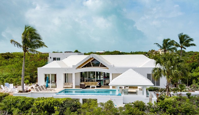 Beautiful OCEAN FRONT, POOL Villa walk or drive to GRACE BAY BEACH Turtle Ridge