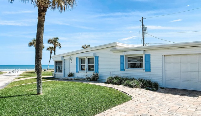 Beautiful Ocean Beach Cottage - 25 paces from Beach!