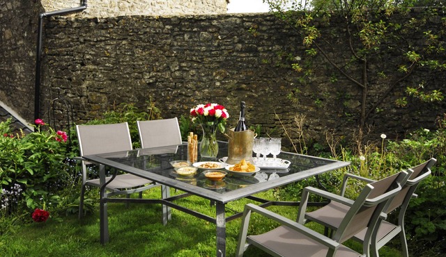 Beautiful old cottage sleeps 6 near Bath