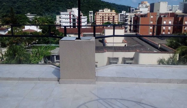 Beautiful Penthouse four blocks from Enseada Beach