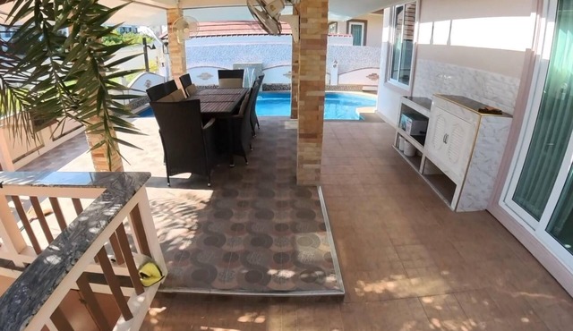 Beautiful pool villa 200 meters from the beach and the beach promenade 4 bedrooms