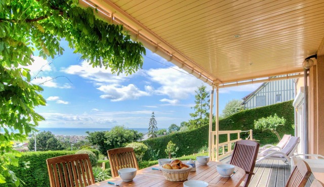 Beautiful private villa with WIFI, TV, terrace, pets allowed, panoramic view and parking