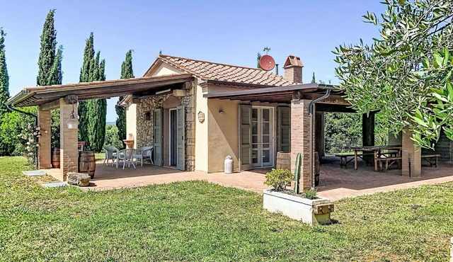 Beautiful private villa for 6 people with WIFI, TV, terrace, pets allowed and panoramic view