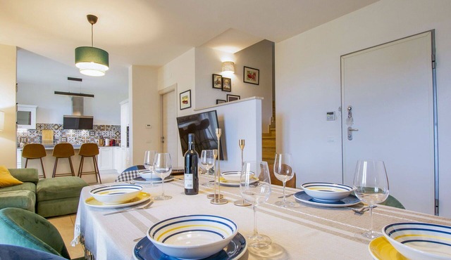 Beautiful private villa for 6 people with A/C, hot tub, WIFI, TV, balcony, pets allowed and park.