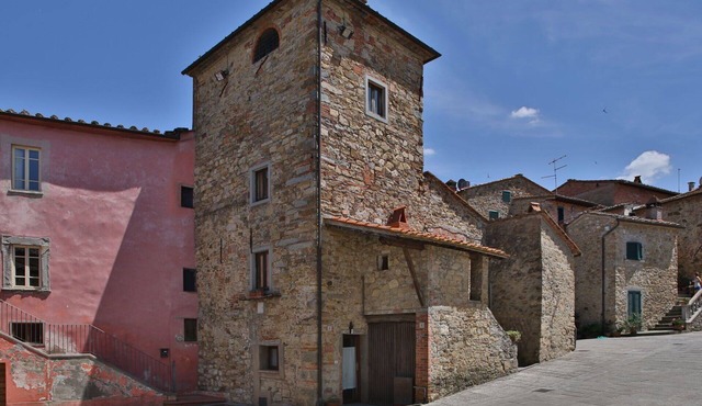Beautiful private villa for 2 guests with hot tub, WIFI, A/C, TV and pets allowed, close to Arezzo