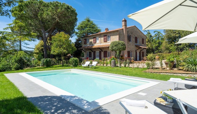 Beautiful private villa with A/C, WIFI, private pool, TV and panoramic view, close to San Gimign.