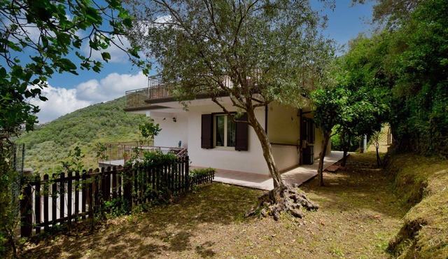 Beautiful private villa for 6 guests with hot tub, WIFI, A/C, TV, terrace and pets allowed