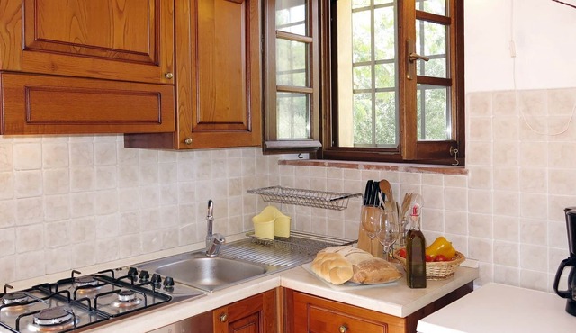 Beautiful private villa for 6 people with TV, patio and parking
