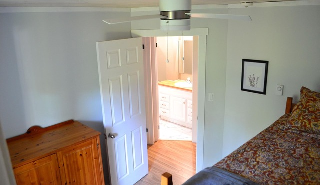 Beautiful private cottage on quiet Crescent