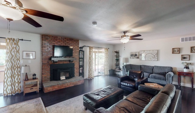 Beautiful private home gas grill, washer/dryer, central A/C