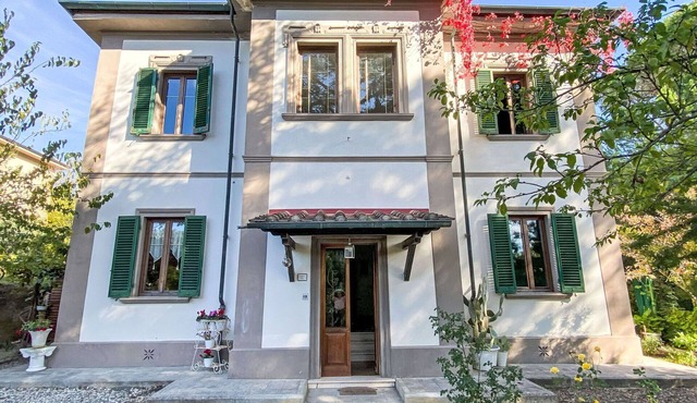 Beautiful private villa for 11 guests with private pool, hot tub, WIFI, TV, patio and pets allowed