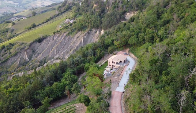 Beautiful private villa with WIFI, hot tub, pool, terrace, pets allowed and panoramic view