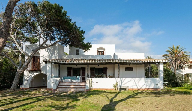 Beautiful private villa for 12 guests with WIFI, A/C, TV, terrace and pets allowed