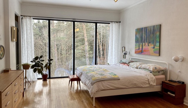 Beautiful & Private Mid Century Modern Country-House on 10 Acres near Caledon